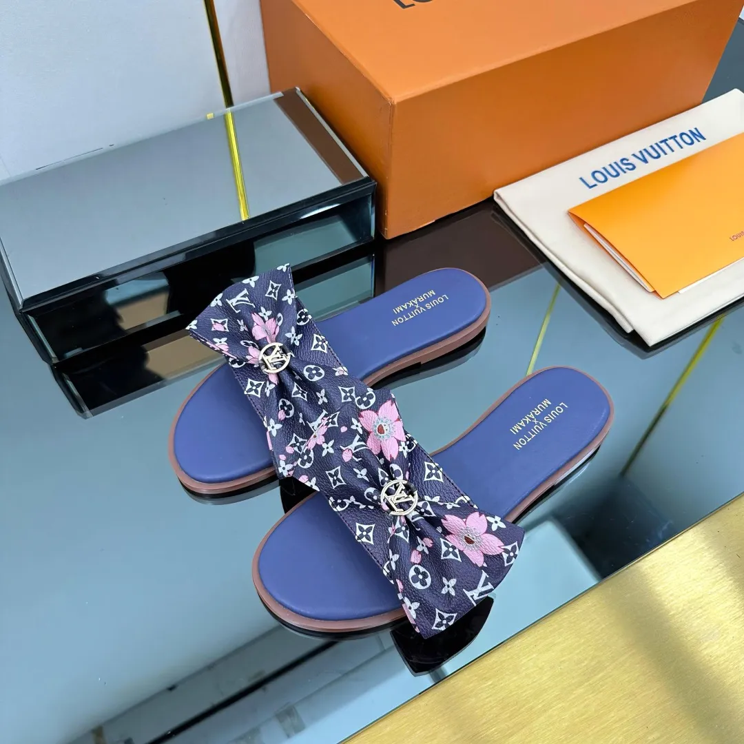 👟👟Ex-factory price 280👟👟 (available all year round) ❥V’s latest popular special material lock it series lock mop, super heavy industry launches! The golden lock on the toe is engraved with the LV letters logo 🔸Number of sizes 34-42) Welcome new and old customers to place orders in the picture above.